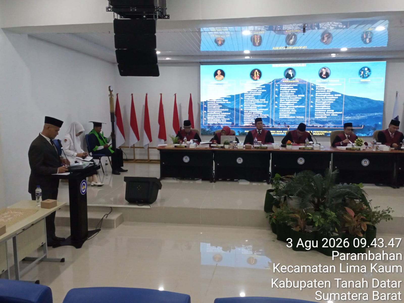 Dr. Yusnen S.Ag.,M.Si saat menjawab pertanyaan dari tim penguji. (chandra antoni)